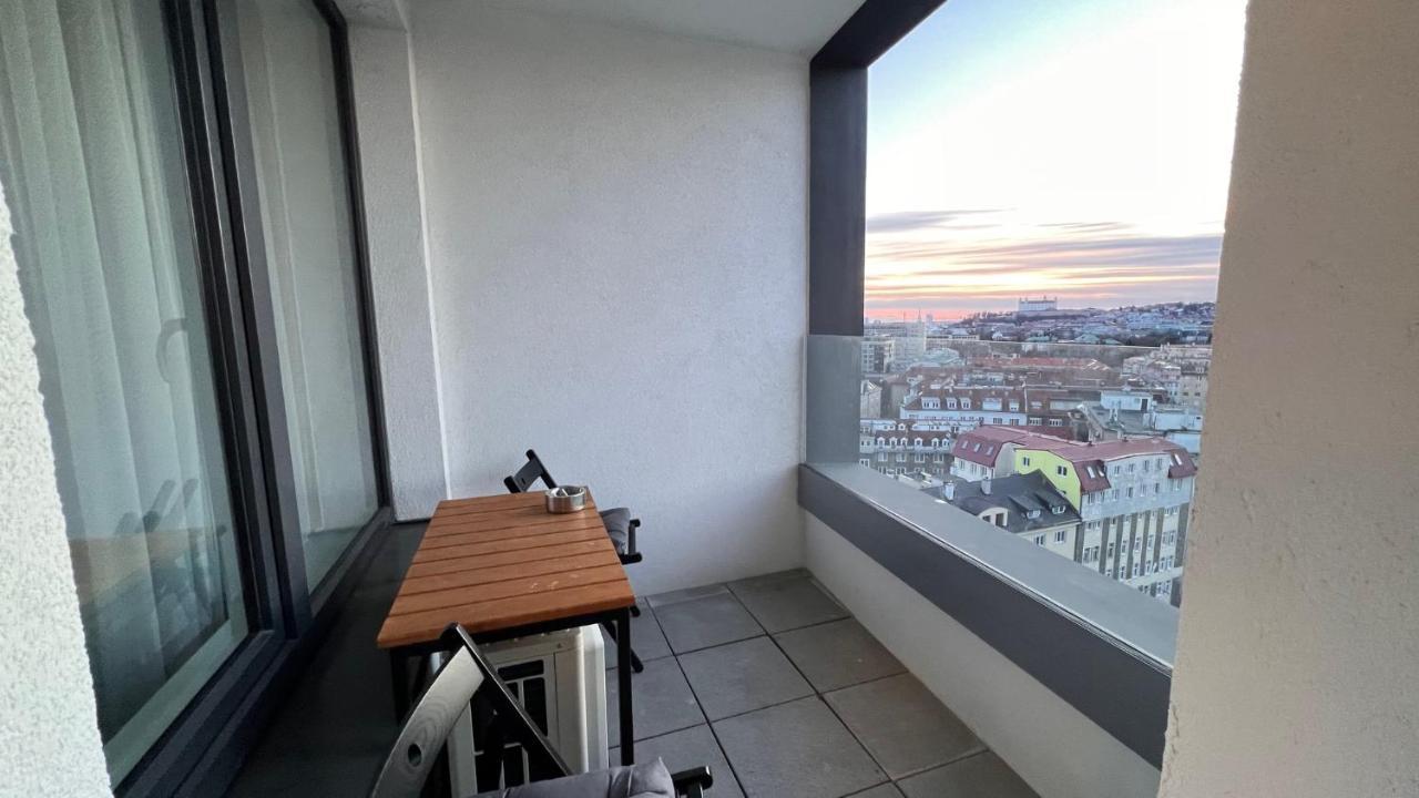 2 Room Apartment, With A View Of The Castle 布拉迪斯拉发 外观 照片